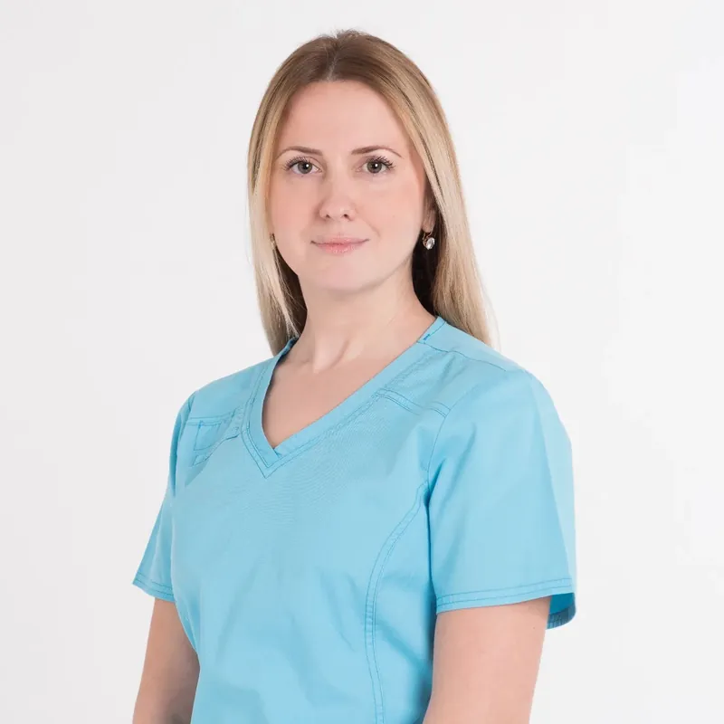 Jasmina M. Ajdaranovic, Dipl. Physiotherapeutin, im türkisen Kasack